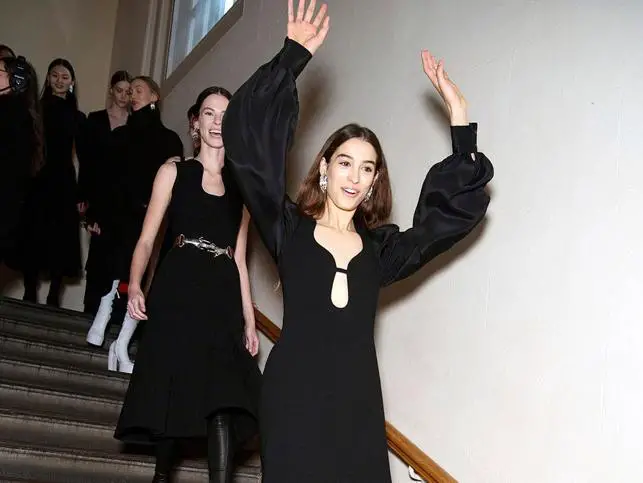 El vestido negro mas exitoso de Victoria Beckham se puede