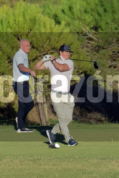 El actor Mark Wahlberg juega al golf en Sitges.