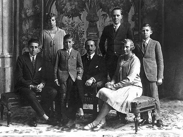 El rey Alfonso XIII con sus hijos.