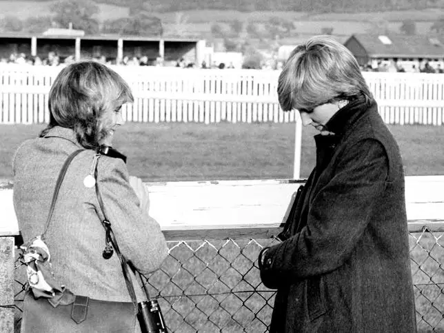 Diana (todavía Spencer) y Camilla Parker Bowles en 1980 durante una carrera de caballos, que fue desafiada por el Príncipe Carlos.