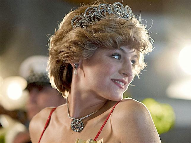 Emma Karin como Diana de Gales en el marco de la cuarta temporada Emma Karin como Diana de Gales en el marco de la cuarta temporada
