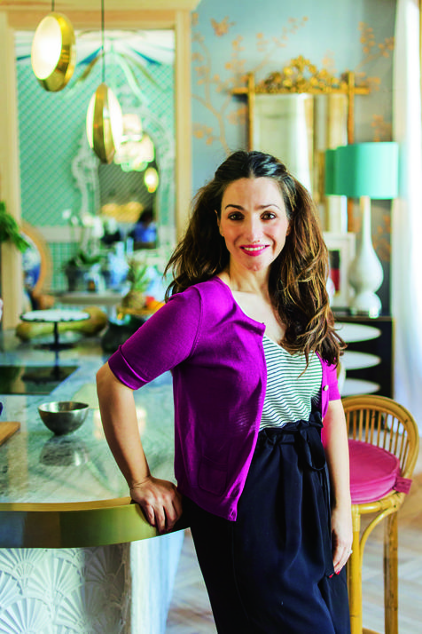La diseñadora de interiores Beatrice Silveira en una de sus habitaciones se define por el lujo alegre, imaginativo y refinado. La diseñadora de interiores Beatrice Silveira en una de sus habitaciones se define por el lujo alegre, imaginativo y refinado.