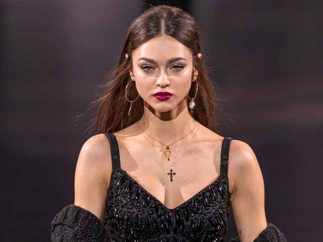 Haga clic en la imagen y abra diez barras de labios rojo oscuro, un color loable que se puede usar en cualquier momento. Haga clic en la imagen y abra diez barras de labios rojo oscuro, un color loable que se puede usar en cualquier momento.