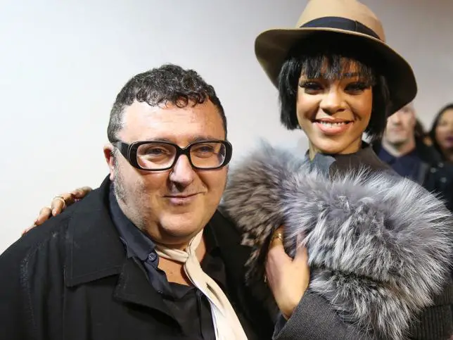 El diseñador Albert Elbaz con Rihanna en uno de sus desfiles de la marca Lanvin en la Semana de la Moda de París en 2014.