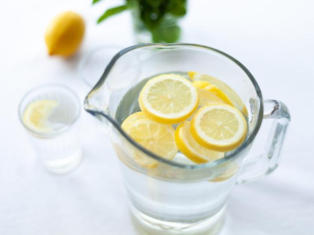 Agua de limon ¿es bueno beberla mal por las mananas
