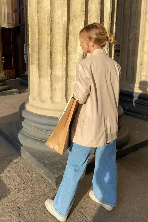 Haz clic en la foto para ver los tops económicos más potentes del singem para lucir la imagen con jeans dignos de la reina del street style.