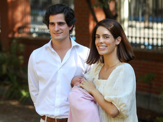 Sophia Palazuela con su esposo y su hija recién nacida.