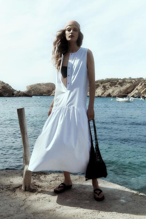 Haz clic en la imagen para descubrir los vestidos de primavera blancos más bonitos que quedan geniales incluso con sandalias planas. Haz clic en la imagen para descubrir los vestidos de primavera blancos más bonitos que quedan geniales incluso con sandalias planas.