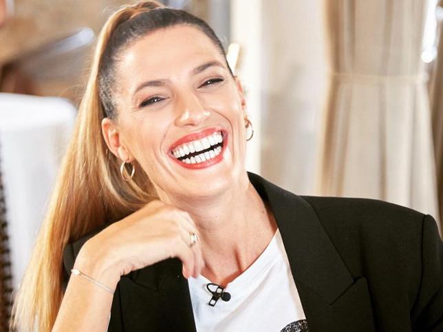 Desde el corte de pelo rizado más icónico hasta los reflejos: haz clic en la imagen para ver todos los cambios más favorecedores del look de Julia Roberts que rejuvenecen sus 50 años. Desde el corte de pelo rizado más icónico hasta los reflejos: haz clic en la imagen para ver todos los cambios más favorecedores del look de Julia Roberts que rejuvenecen sus 50 años.