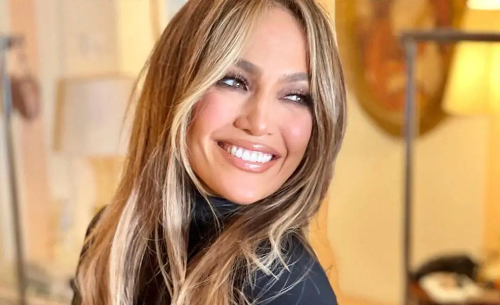 Jennifer Lopez renueva su cabello con un largo pelo largo