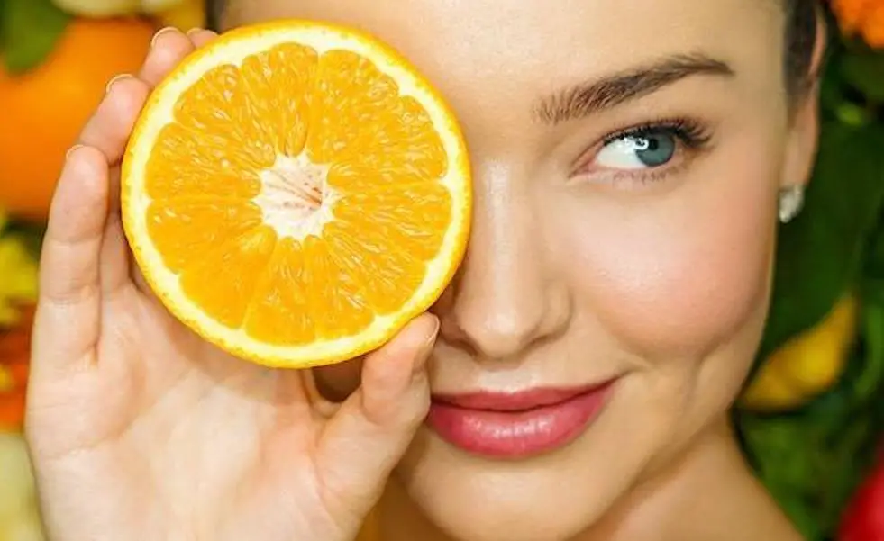 La importancia de utilizar la vitamina C como agente activo