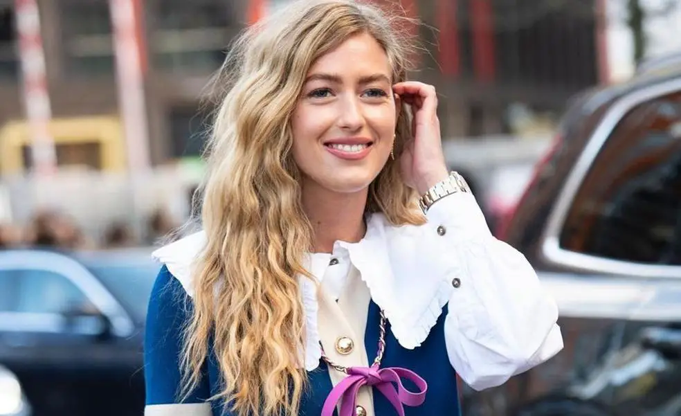 Zara evoca una tendencia romantica blusas con lazos ribetes de