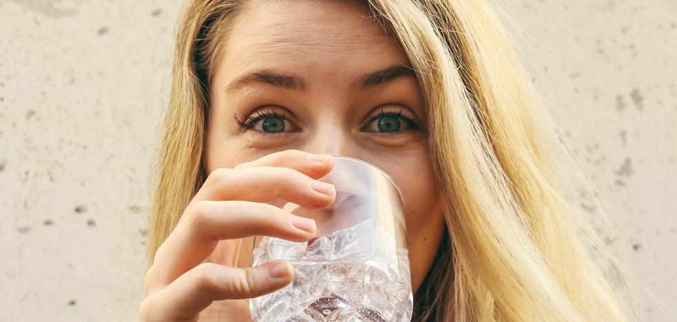 Cuánta agua necesitas beber al día Depende de su salud nivel de actividad y clima Revista