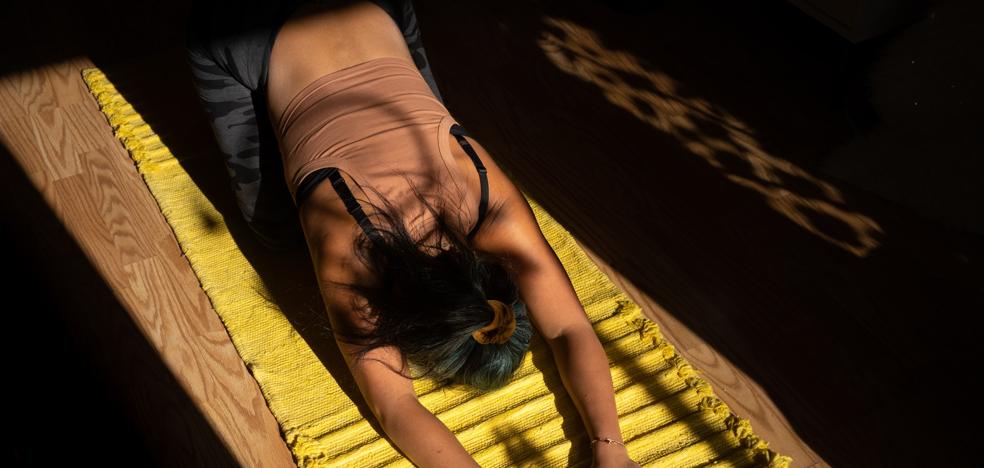 Balasana una postura de yoga que te relaja al