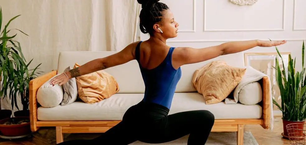 Postura del guerrero yoga basico para tonificar los musculos de