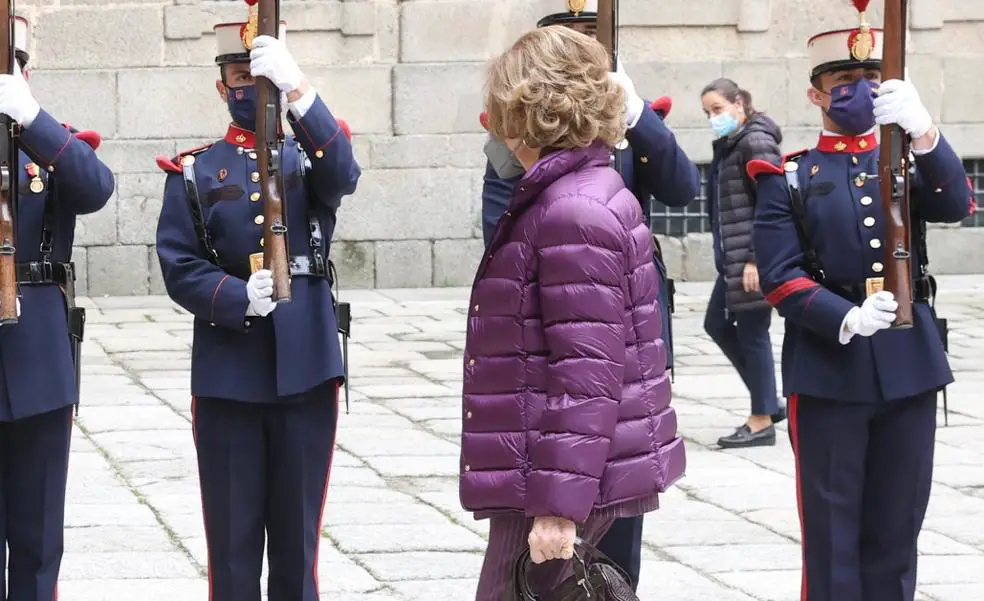 La reina Sofia tiene un abrigo de plumas acolchado que
