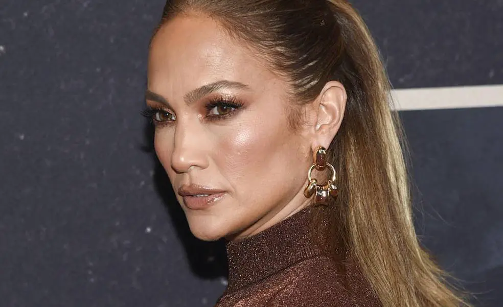Jennifer Lopez sorprende con un nuevo color de cabello un