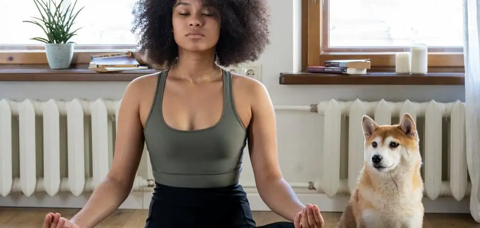 Sukhasana una postura de yoga que te sumerge en completa