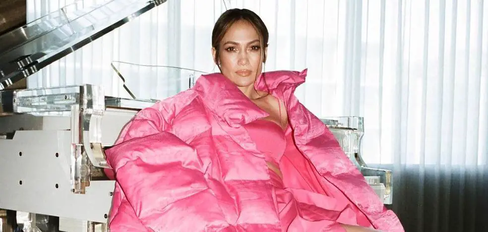1643837409 Espectacular abrigo rosa de Jennifer Lopez que puedes copiar en