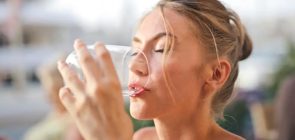 Beneficios de beber agua en ayunas desde acelerar tu metabolismo