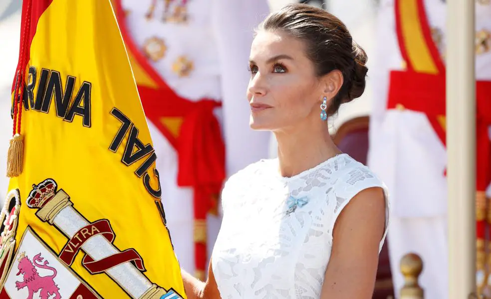 La reina Leticia sorprende con este espectacular vestido Sfera blanco