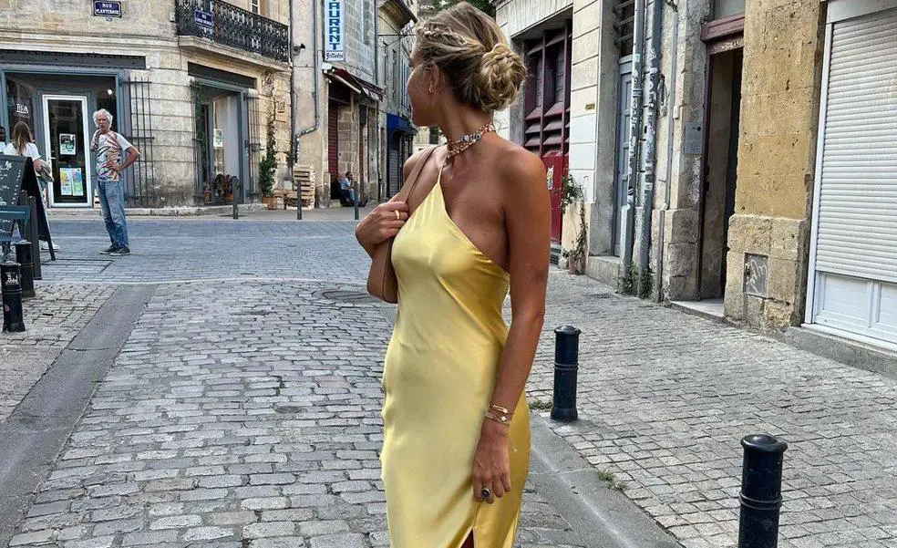 Este llamativo vestido minimalista amarillo es el conjunto mas versatil