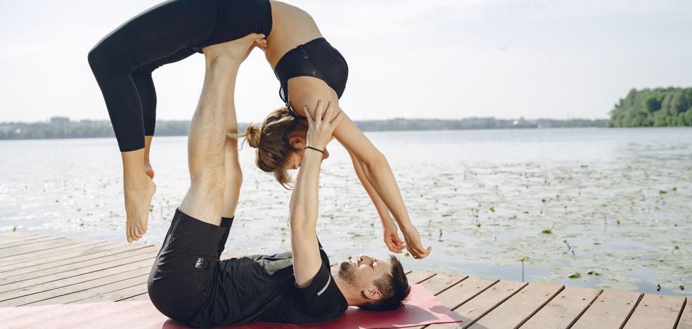 Posturas de yoga para parejas como fortalecer los musculos acelerar