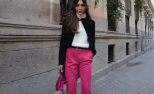 Asi lucen los pantalones rosas que ves en Instagram a