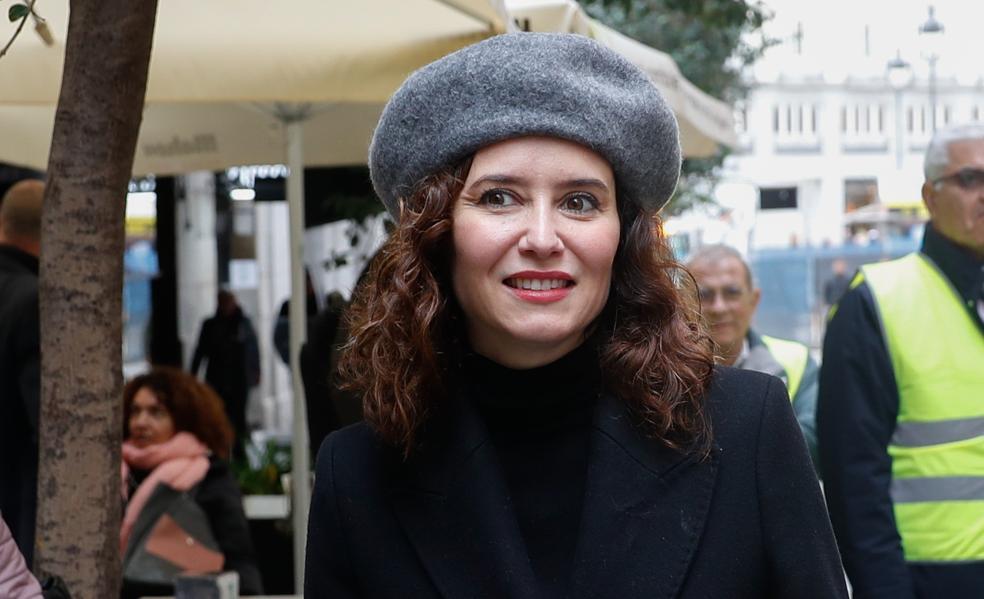 Emily en Paris de Isabel Diaz Ayuz con un abrigo
