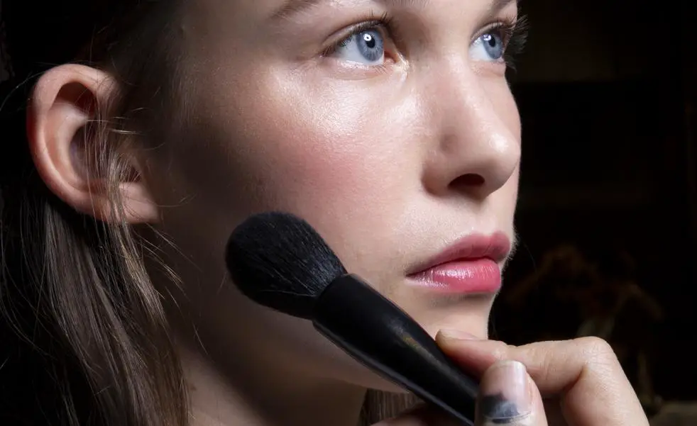 Maquillaje inteligente que aturde a la web el rubor transparente