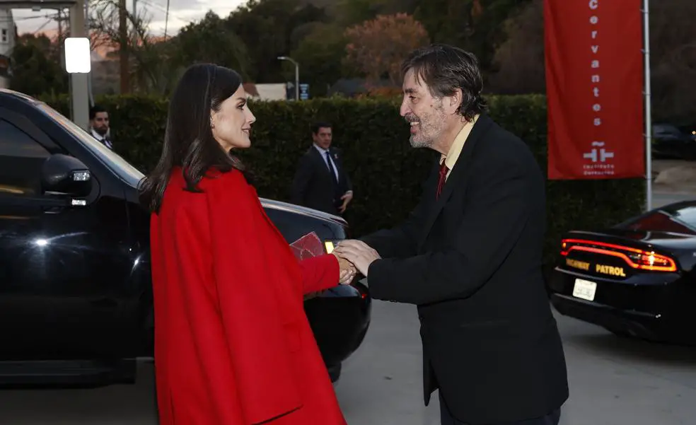 Letizia en Hollywood con abrigo rojo de Carolina Herrera y