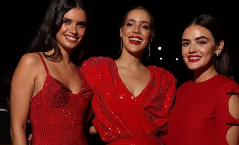 Seis vestidos festivos rojos muy elegantes que son perfectos para