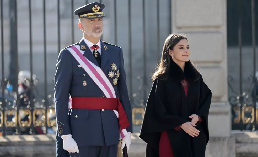 El espectacular look militar de Semana Santa de la reina