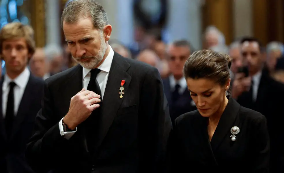 Felipe y Letizia marcan la distancia en el funeral del