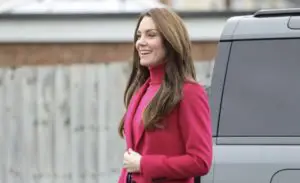 Kate Middleton reinventa su look con un abrigo fucsia disponible