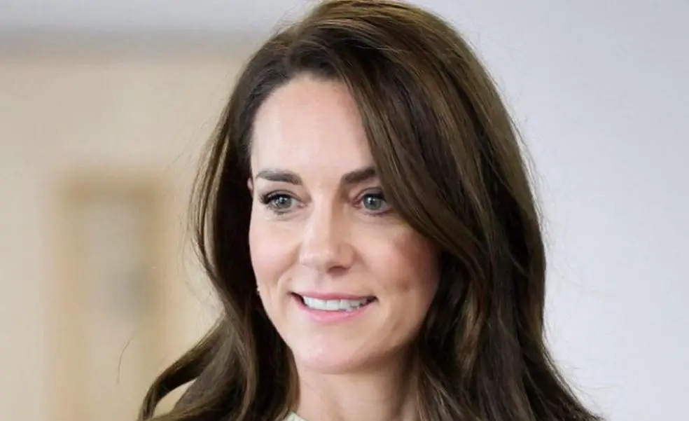 El blazer blanco de Zara de Kate Middleton se vuelve