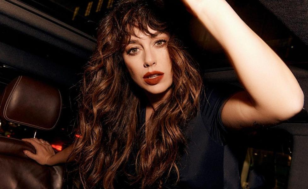 El cabello rizado con flequillo de Blanca Suarez demuestra que