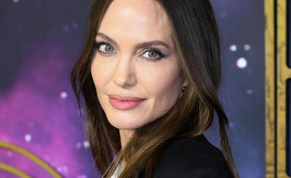 El perfume favorito de Angelina Jolie es este floral y