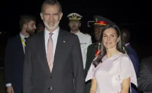 La Reina Letizia sorprende a su llegada a Angola con