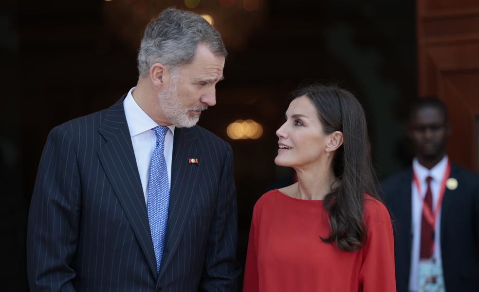 Letizia se despide de Angola con su mejor look un
