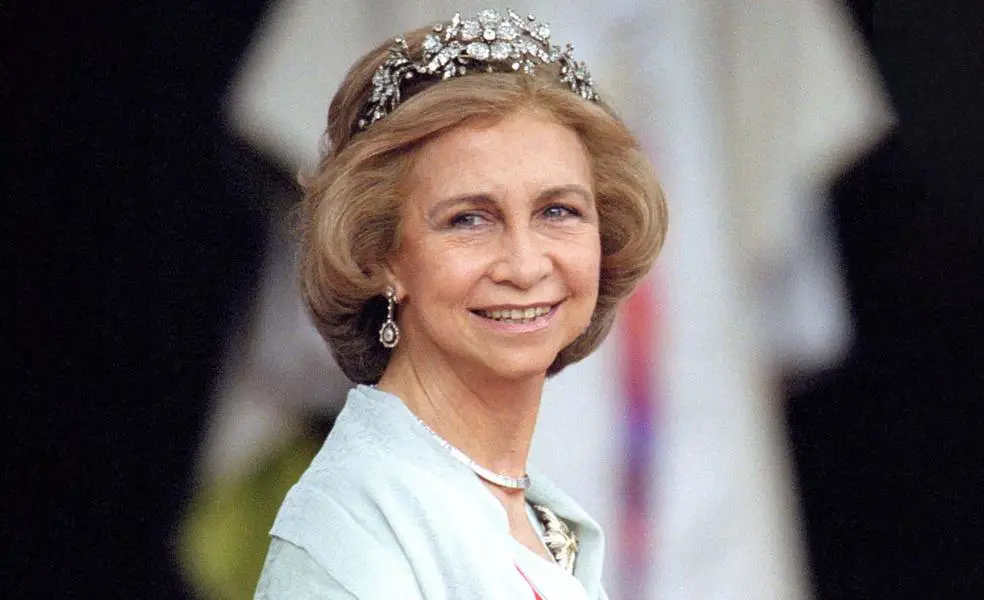Zafiros diamantes y perlas 10 fabulosas joyas de la reina