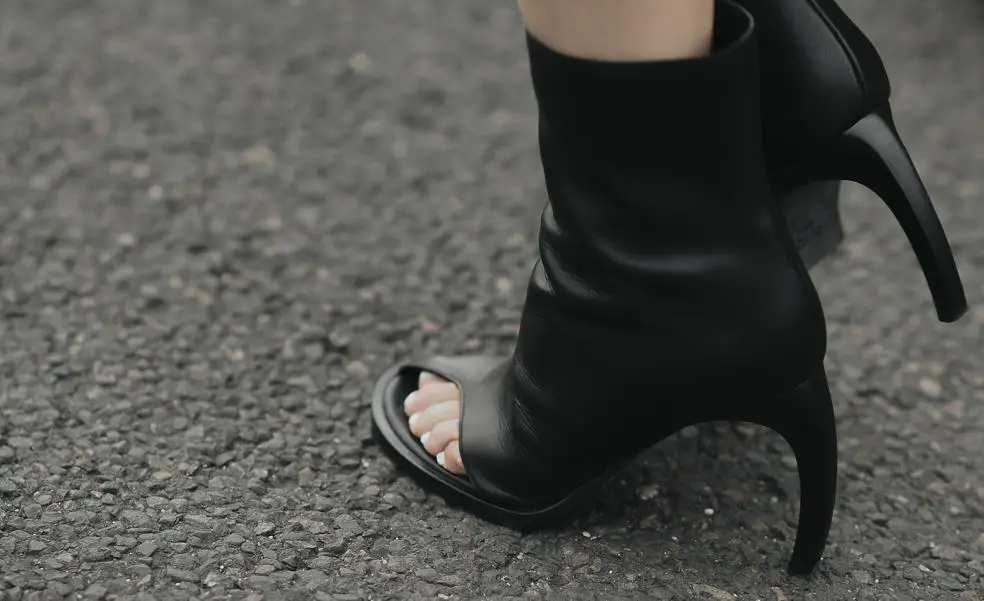 Zara confirma el regreso de la bota abierta una tendencia