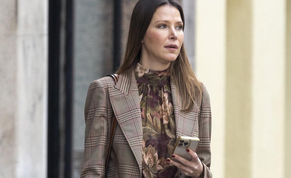 El look de Esther Dona que muestra mezclar estampados es