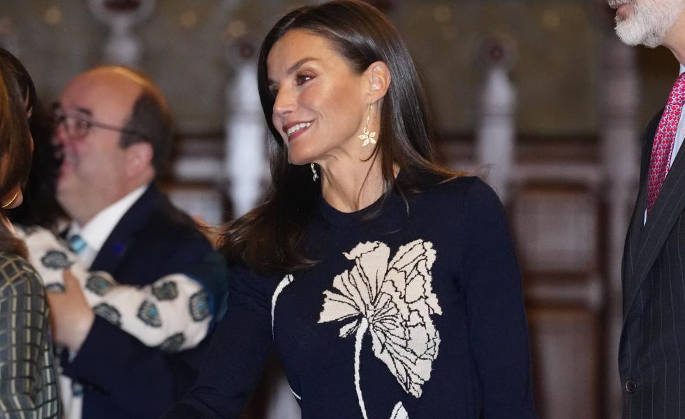 La reina Letizia guarda uno de sus looks made in