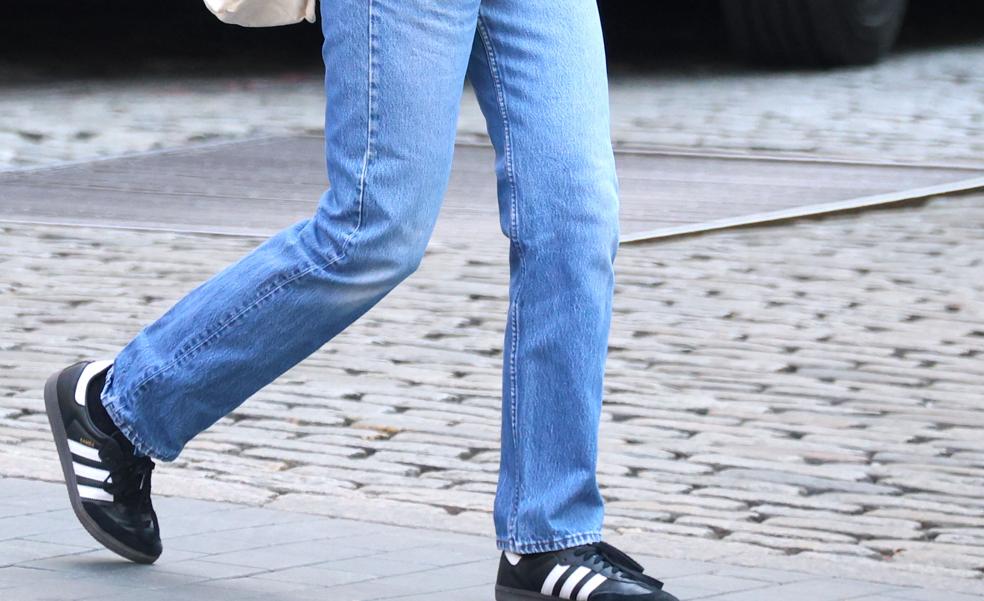 1685201707 Asi lucen las celebrities esta primavera las zapatillas negras Adidas