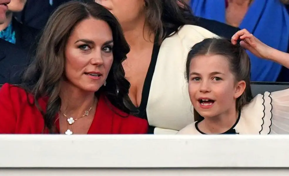 Espectacular imagen roja de Kate Middleton en el concierto posterior