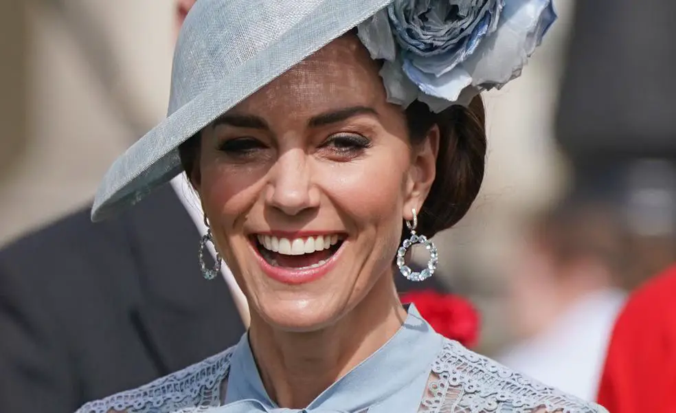 Kate Middleton lo vuelve a hacer con este look impecable