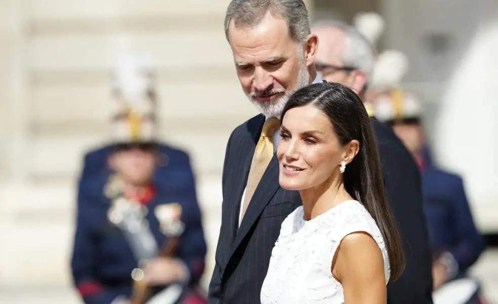 La reina Letizia deslumbra con un vestido blanco super barato