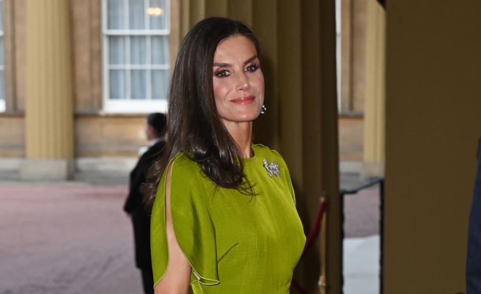 Letizia luce un vestido verde de Victoria Beckham y un