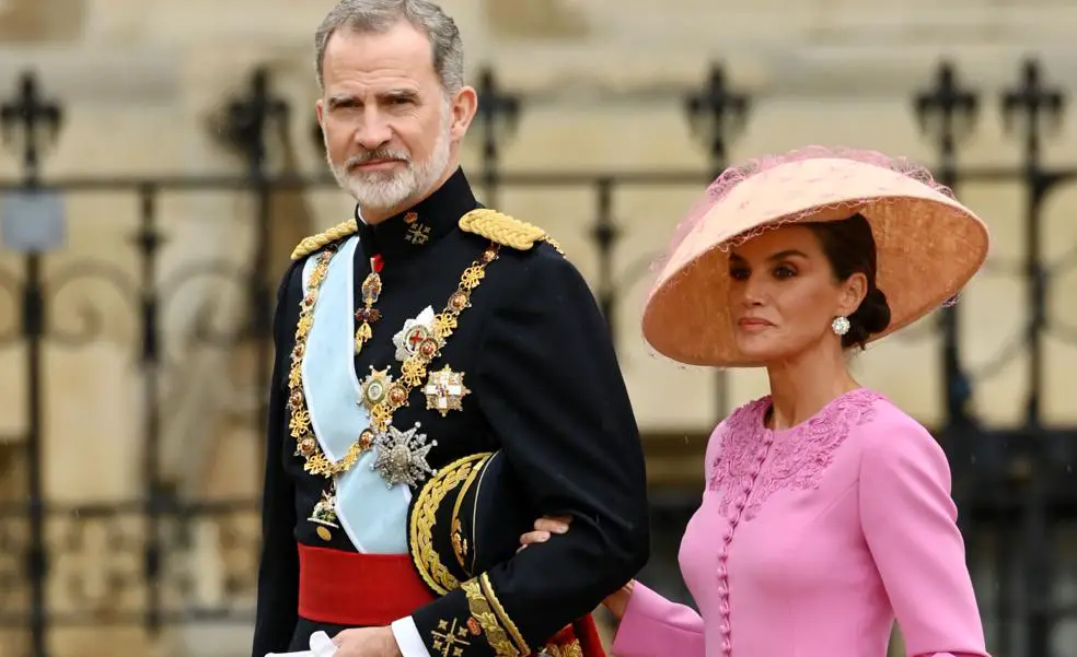 Reina Letizia despampanante de rosa y sombrero en la coronacion